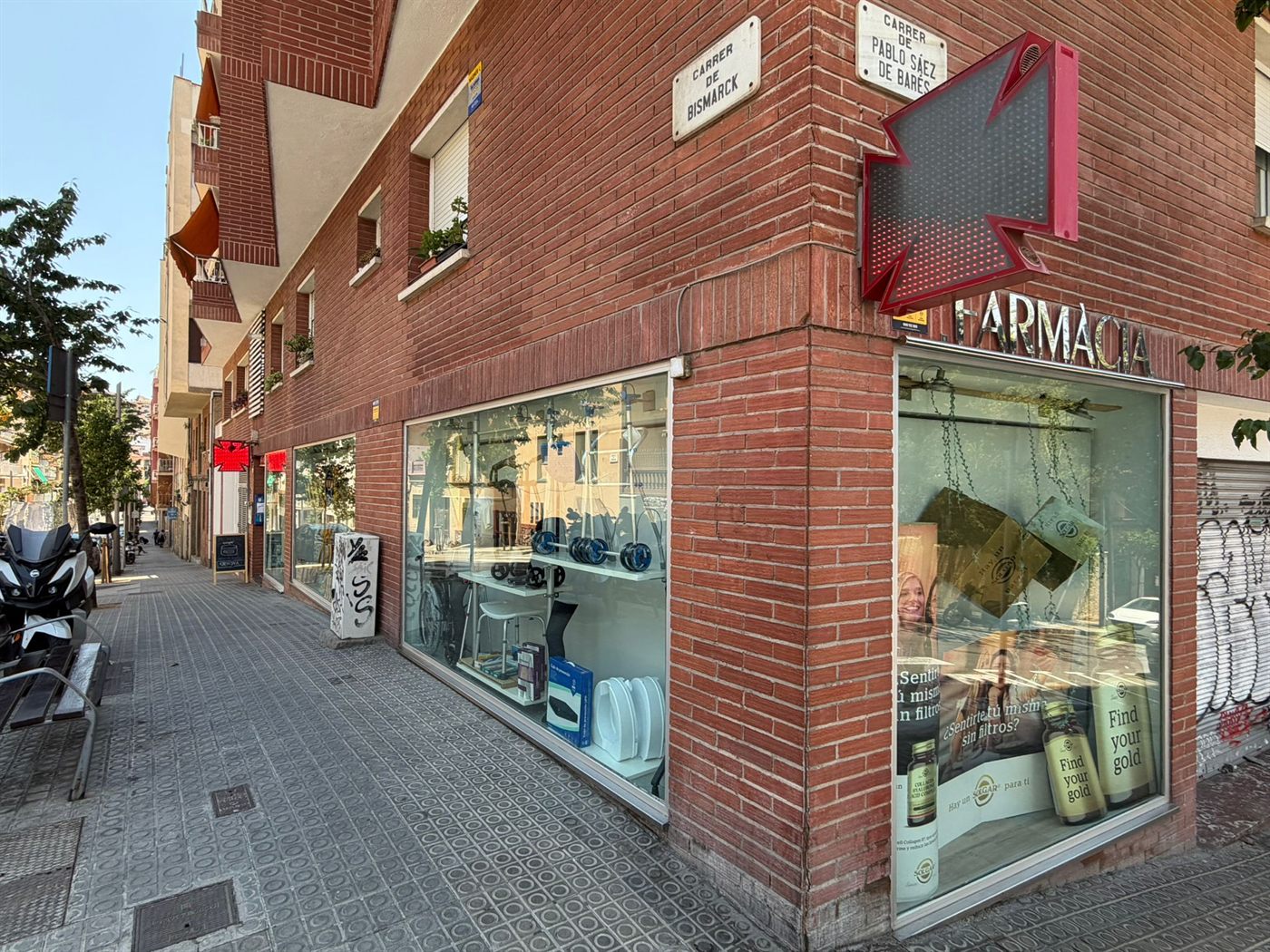 Façana de La Teva Farmàcia al carrer Bismarck, Barcelona