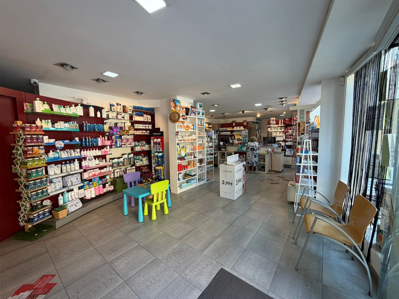 Interior de La Teva Farmàcia al carrer Bismarck